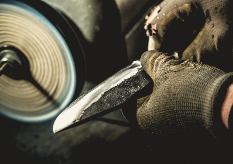 pracownik szlifujący nóż